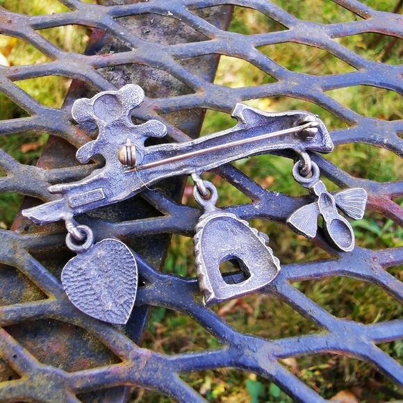 Vintage L Razza Pewter Bear on a Branch Bee Beehive Brooch - Picture 6 of 12